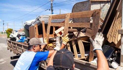 Mutirão contra a dengue recolhe 20 caminhões de resíduos no Eduardo Abdelnur
