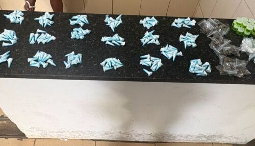 Adolescentes são detidos pela PM com drogas e dinheiro em telhado de residência no Santa Angelina