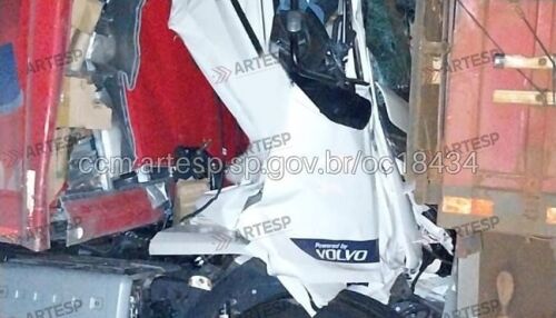 Caminhoneiro morre após colisão traseira entre caminhões na SP-330 