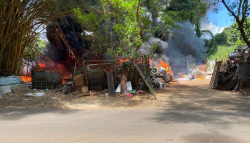 Incêndio atinge depósito de sucata e grande fumaça chama atenção em São Carlos