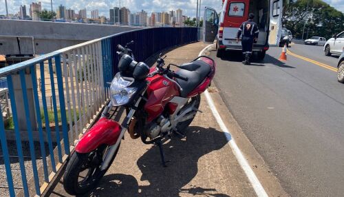 Motociclista fica ferido após queda em viaduto no Centro de São Carlos