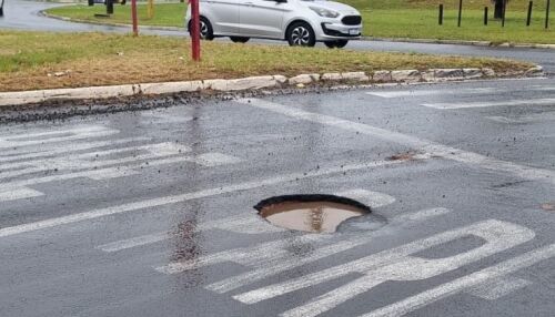 Moradores denunciam buracos em avenidas e cobram manutenção