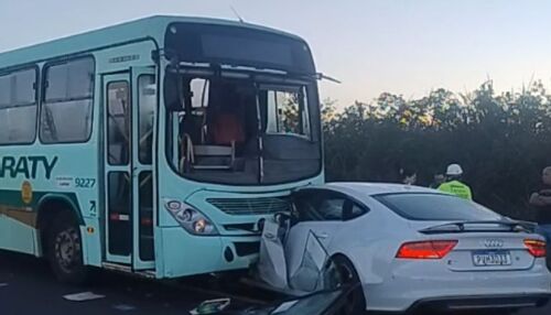 Motorista fica ferido após ônibus invadir contramão e bater de frente com carro na SPA-257 