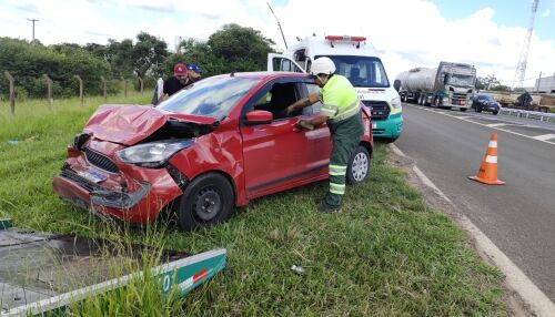 Engavetamento entre caminhões e carro é registrado na SP-310