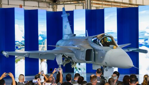 Lula batiza primeiro caça Gripen produzido no Brasil