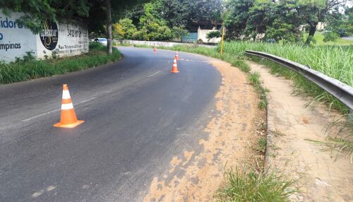 Motoboy fica ferido após cair em mancha de óleo na "Curva do Joinha"