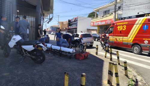 Colisão entre duas motos deixa jovem ferida no Santa Felícia