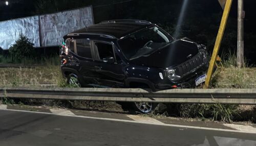 Carro colide em defensa metálica na região do Cristo 