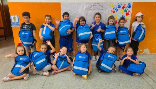 Prefeitura de Ibaté entrega kits de uniforme escolar para alunos da rede municipal