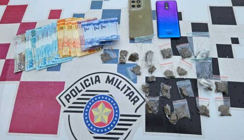 Mulher é presa por tráfico após tentar fugir da polícia com criança dentro do carro