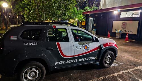Suspeito é detido por moradores após invadir casa e testemunha acaba presa por mandado em aberto 