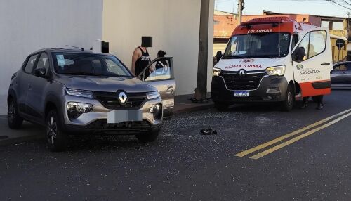 Colisão entre carros termina em capotamento na Vila Prado