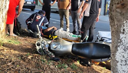 Motociclista sofre fratura exposta após colisão com carro e árvore