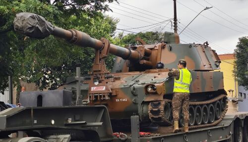 Não é guerra: blindado do Exército chama atenção e viraliza em cidade do interior de SP