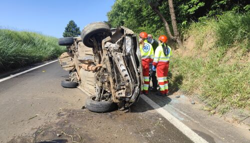 Motorista perde controle e capota veículo na alça de acesso do Jardim Tangará