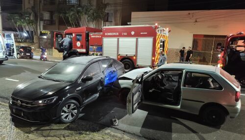 Colisão entre veículos causa princípio de incêndio próximo à rodoviária 