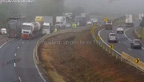Colisão entre caminhão e carreta causa congestionamento de 4 km na Washington Luís