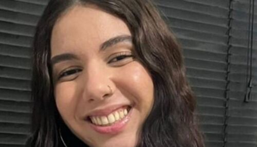 Pai perde controle de moto e filha de 19 anos morre atropelada por carreta