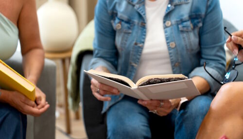 Clube do Livro Esperançar abre inscrições e promove debates sobre diversidade na USP