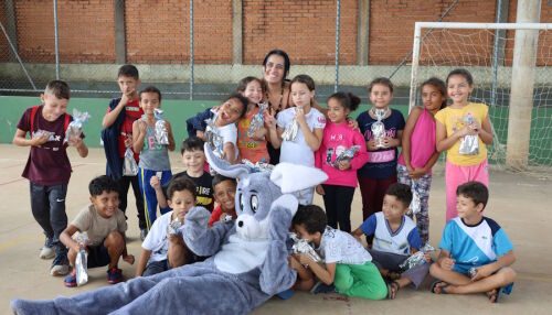 Projeto da USP São Carlos leva ciência, robô e chocolate a crianças em ação de Páscoa