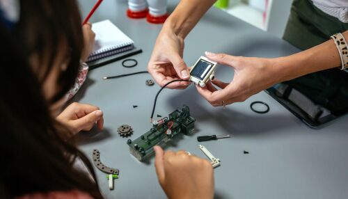 Abertas inscrições para curso gratuito de robótica para meninas do ensino médio