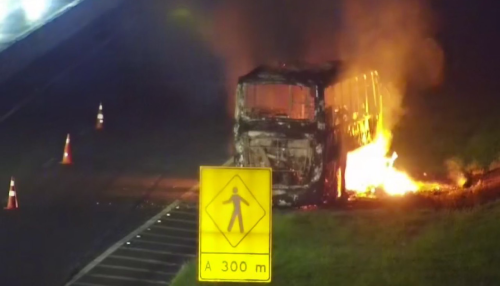 Ônibus pega fogo na Washington Luís; passageiros escapam ilesos
