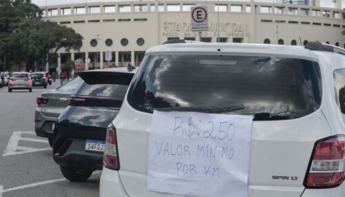 Motoristas protestam contra regulamentação do serviço por aplicativo
