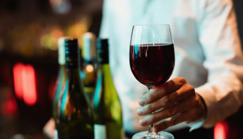 Cardiologista desmistifica relação entre o consumo de vinho e a saúde do coração