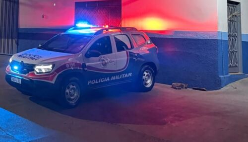 Homem é preso após ameaçar familiares e ser ferido com faca