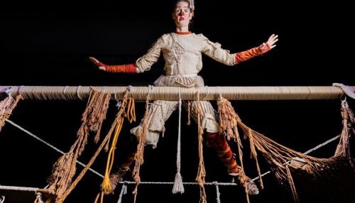 Espetáculo “Por um fio” e oficina de palhaçaria chegam ao Teatro Municipal com entrada gratuita e acessibilidade