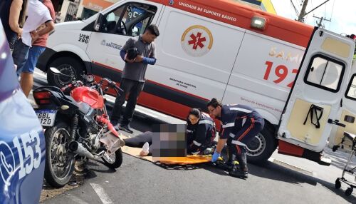 Colisão entre carro e moto deixa mulher ferida na Vila Prado