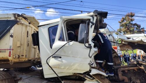 Caminhão carregado com pedras atinge veículos, derruba poste e deixa dois feridos na Bruno Ruggiero Filho