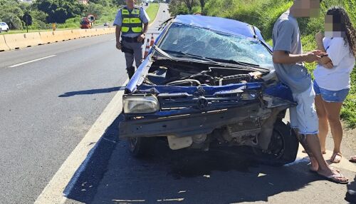 Motorista perde controle após capô abrir e carro capota na Washington Luís