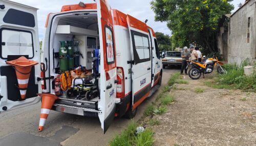 Colisão entre carro e moto deixa homem ferido na Avenida Morumbi