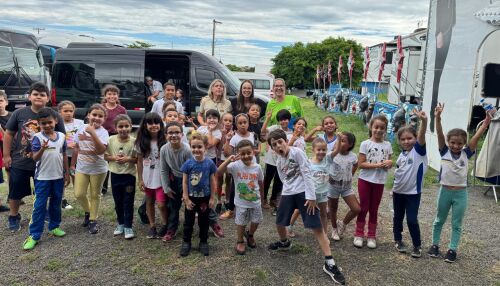 Fundo Social leva 800 crianças a espetáculo do Circo Khronos