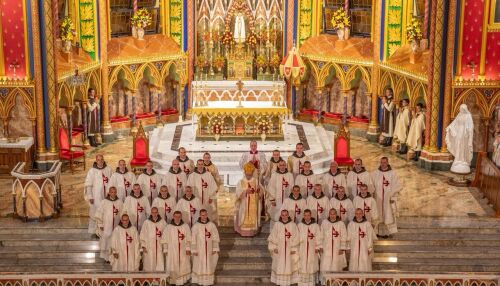 26 diáconos são ordenados sacerdotes em cerimônia solene dos Arautos do Evangelho em Caieiras
