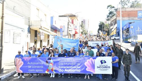 Caminhada pela inclusão reúne centenas no centro de São Carlos em apoio à conscientização do autismo