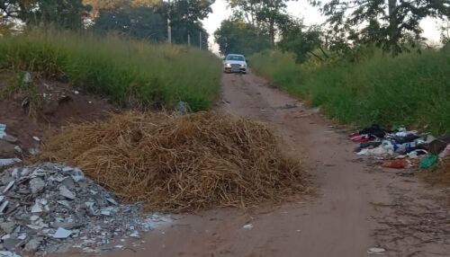Morador denuncia descarte irregular de lixo em estrada entre bairros Ypê Mirim e Zavaglia; veja vídeo