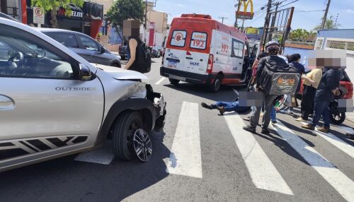 Motoboy fica ferido após motorista avançar “pare” em cruzamento da Avenida São Carlos