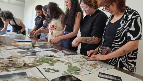 Teatro Municipal recebe oficinas de cianotipia dentro da exposição “Mulheres na Ciência”