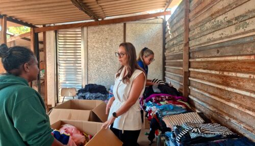 Fundo Social realiza bazar itinerante e atende famílias em ocupação no Cidade Aracy
