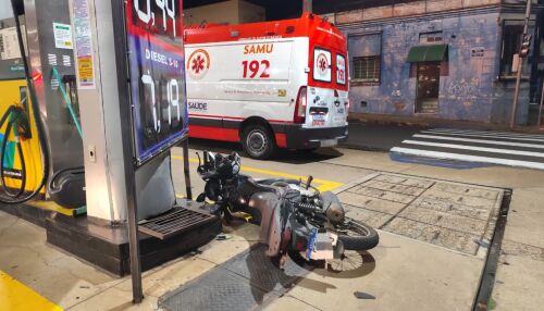 Motorista foge após provocar dois acidentes no Centro e deixa motociclista gravemente ferido