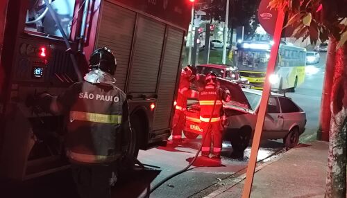 Carro pega fogo e mobiliza Corpo de Bombeiros ao lado da rodoviária de São Carlos 