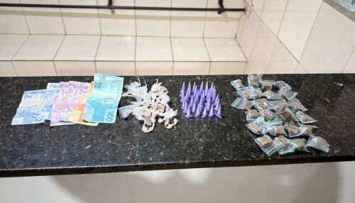 Jovem é presa com drogas e dinheiro após tentar fugir da PM na Vila Costa Sol 