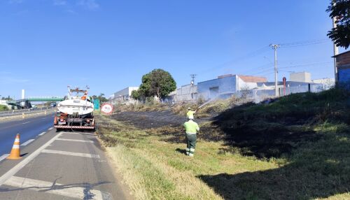 Fumaça de incêndio às margens da Rodovia Washington Luís mobiliza equipe e gera risco a usuários