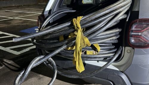 Dupla é flagrada furtando fios na Vila Marina; um suspeito foi preso