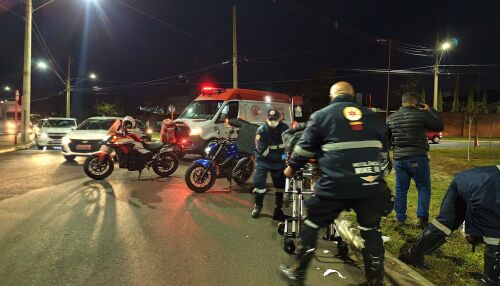 Casal fica ferido após queda de moto em rotatória
