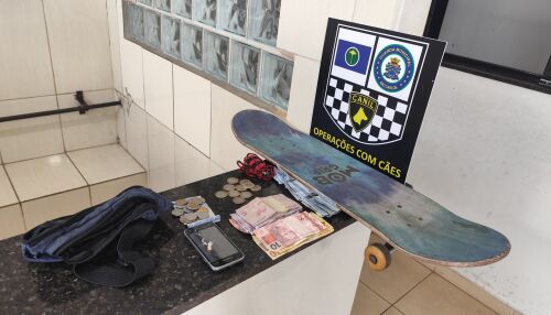 Homem é detido com pedra de crack e skate furtado na Vila Costa do Sol