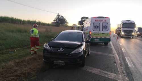 Engavetamento com três veículos é registrado no km 243 da Washington Luís após tombamento de caminhão