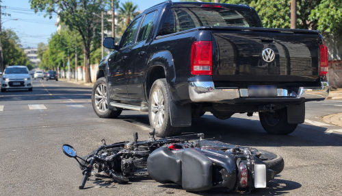Motociclista sofre queda após caminhonete dar ré em semáforo na vila Marina